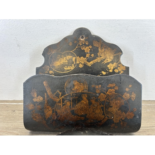 541 - Three late 19th/early 20th century papier-mâché Japan lacquer items, snuff box, circular trinket box... 