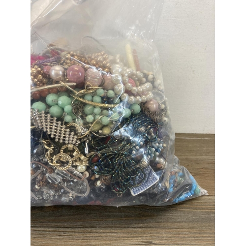 470 - Approx. 10kgs of assorted costume jewellery