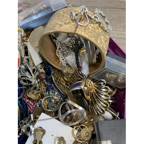 479 - A collection of assorted costume jewellery