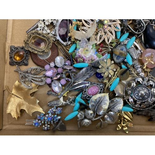 481 - A collection of vintage costume jewellery to include brooches, necklaces etc.