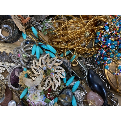 481 - A collection of vintage costume jewellery to include brooches, necklaces etc.