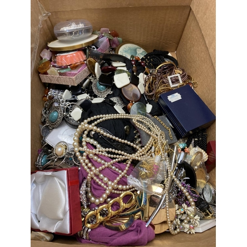 482 - A collection of assorted costume jewellery