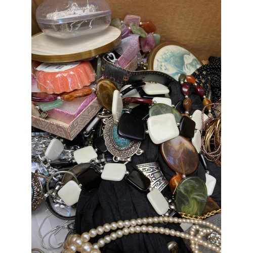 482 - A collection of assorted costume jewellery