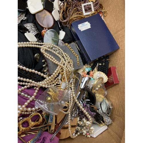 482 - A collection of assorted costume jewellery