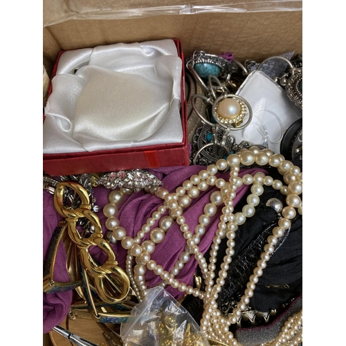 482 - A collection of assorted costume jewellery