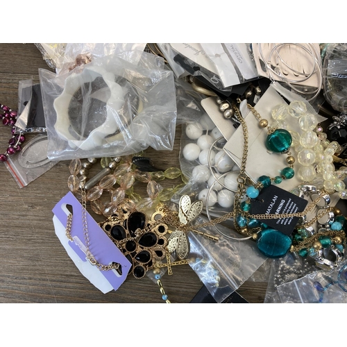 483 - A collection of assorted costume jewellery