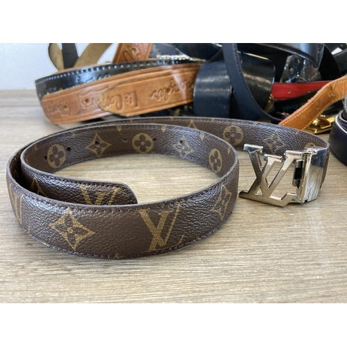 484 - A large quantity of men's and women's leather belts