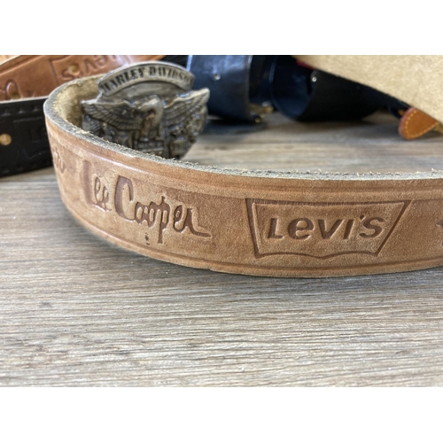 484 - A large quantity of men's and women's leather belts