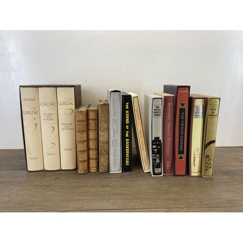 495 - A collection of hardback books to include Folio Oscar Wilde, Folio Animal Farm, Folio The Hound of t... 