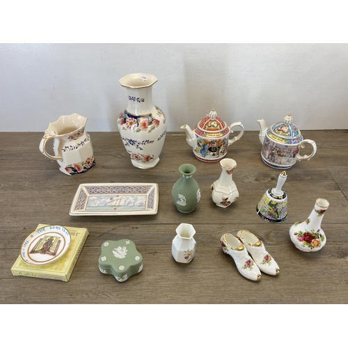 342 - A collection of ceramics to include Wedgwood sage green Jasperware bud vase and trinket box, Sadler ... 