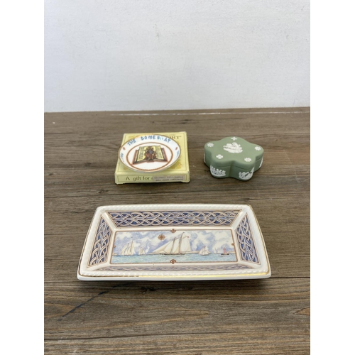 342 - A collection of ceramics to include Wedgwood sage green Jasperware bud vase and trinket box, Sadler ... 