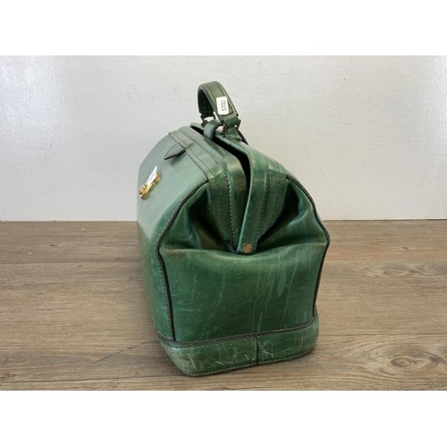 485A - A vintage green leather Gladstone bag