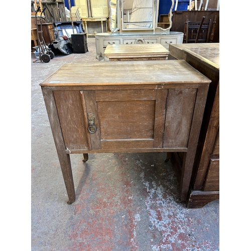 121A - An early 20h century oak side cabinet - approx. 76cm high x 68cm wide x 40cm deep