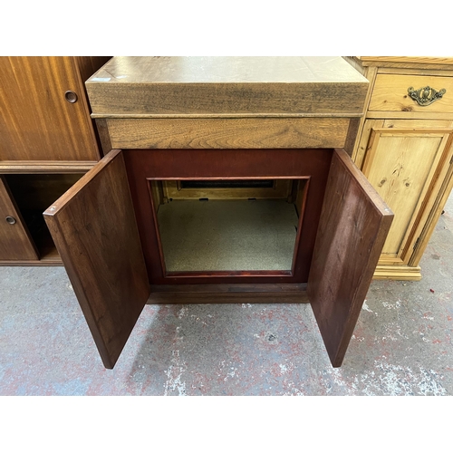 118 - A 1930s walnut gramophone cabinet