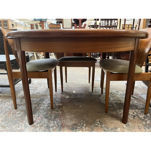 24 - A mid 20th century Elliotts of Newbury (EON) teak circular extending dining table and four chairs - ... 