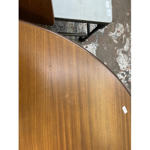 24 - A mid 20th century Elliotts of Newbury (EON) teak circular extending dining table and four chairs - ... 