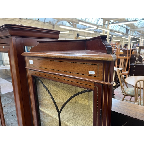 77 - An Edwardian inlaid mahogany free standing corner display cabinet with single glazed door - approx. ... 