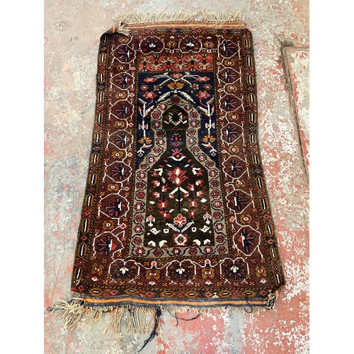 143 - A Persian hand knotted rug - approx. 140cm x 83cm