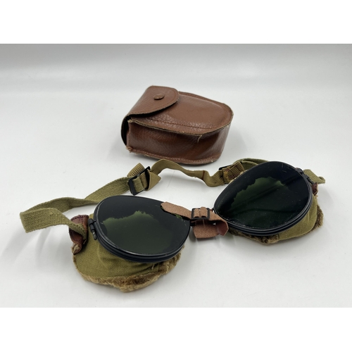 2199 - A pair of vintage cased Foster Grant aviation goggles