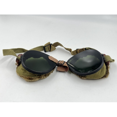 2199 - A pair of vintage cased Foster Grant aviation goggles