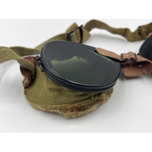 2199 - A pair of vintage cased Foster Grant aviation goggles