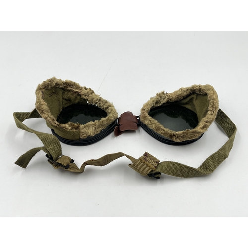 2199 - A pair of vintage cased Foster Grant aviation goggles