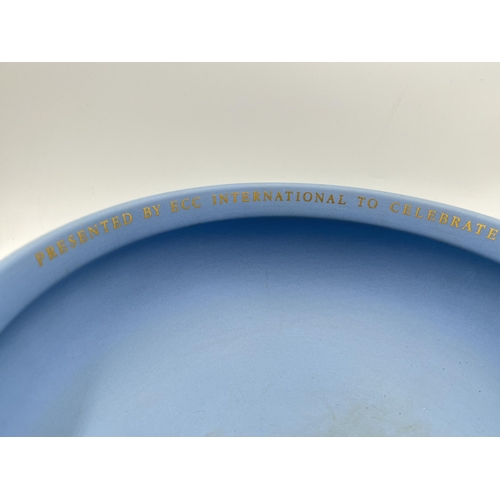 287 - A Wedgwood pale blue Jasperware pedestal bowl with presentation inscription to inner rim - approx. 1... 