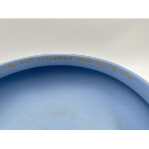 287 - A Wedgwood pale blue Jasperware pedestal bowl with presentation inscription to inner rim - approx. 1... 