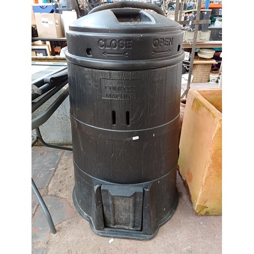 850 - A plastic compost bin