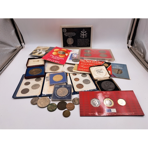 2214 - A collection of commemorative coins and medallions to include packaged 1981 Isle of Man proof £5, 20... 