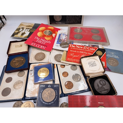 2214 - A collection of commemorative coins and medallions to include packaged 1981 Isle of Man proof £5, 20... 