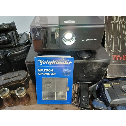 711 - A collection of items to include cased Voigtländer VP200A slide projector with instruction manual, c... 