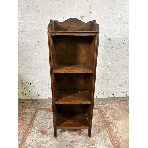 102 - A mid 20th century oak miniature four tier bookcase - approx. 93cm high x 31cm wide x 16cm deep