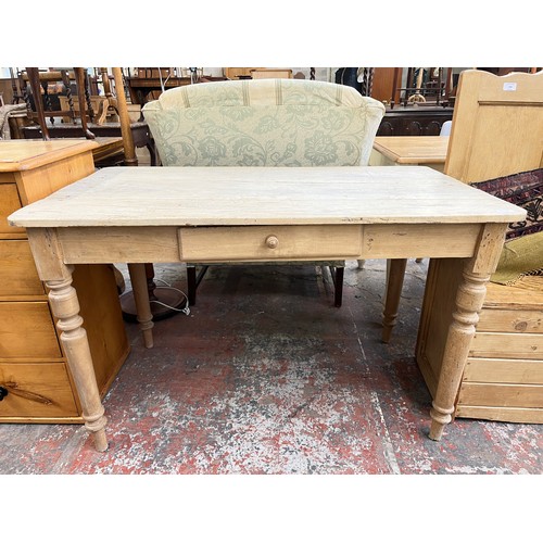 213 - A Victorian pine farmhouse dining table - approx. 74cm high x 68cm wide x 118cm long