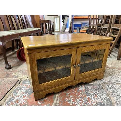 84 - A Grangemoor oak TV stand - approx. 45cm high x 77cm wide x 44cm deep