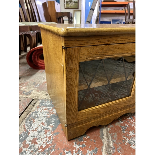 84 - A Grangemoor oak TV stand - approx. 45cm high x 77cm wide x 44cm deep