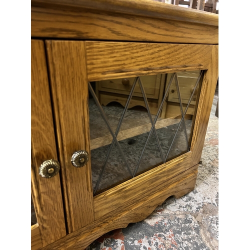 84 - A Grangemoor oak TV stand - approx. 45cm high x 77cm wide x 44cm deep