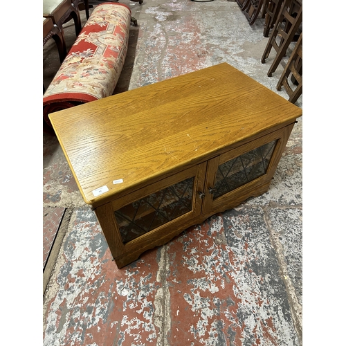 84 - A Grangemoor oak TV stand - approx. 45cm high x 77cm wide x 44cm deep