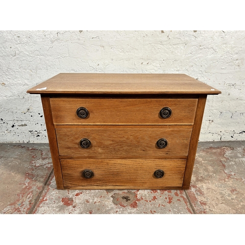 200 - An early 20th century oak chest of drawers - approx. 53cm high x 76cm wide x 45cm deep