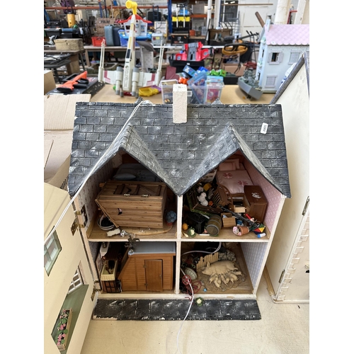 483 - A wooden doll's house containing furniture and accessories