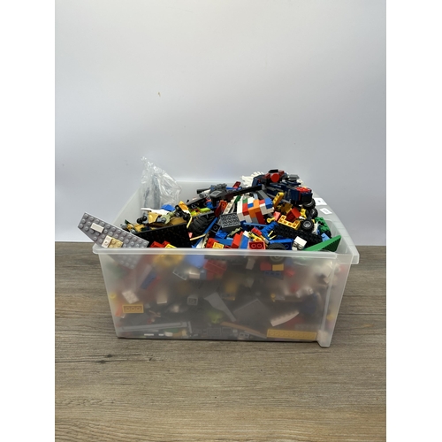 488 - A large collection of assorted LEGO