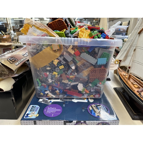 504 - A large collection of assorted LEGO