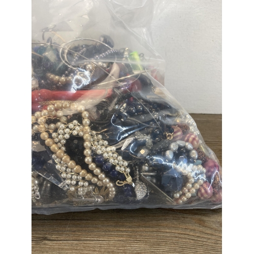 524 - Approx. 10kg of assorted costume jewellery