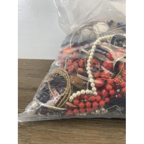 524 - Approx. 10kg of assorted costume jewellery