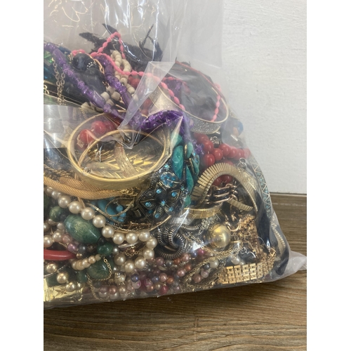 525 - Approx. 10kg of assorted costume jewellery