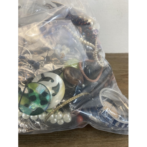 530 - Approx. 10kg of assorted costume jewellery