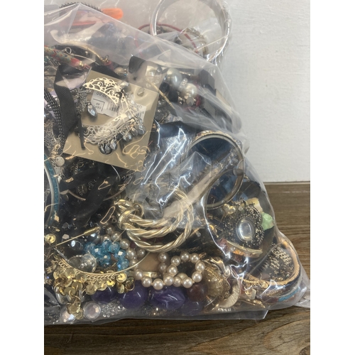 532 - Approx. 10kg of assorted costume jewellery