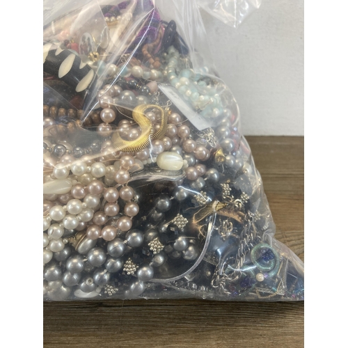 538 - Approx. 10kg of assorted costume jewellery