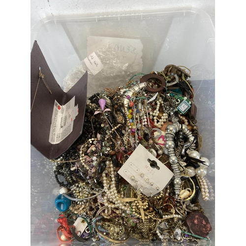 539 - Approx. 10kg of assorted costume jewellery