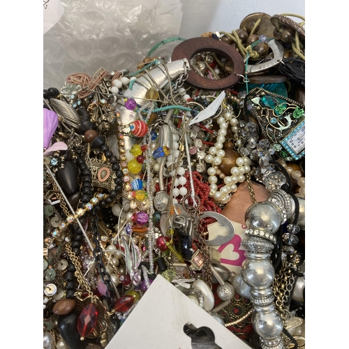 539 - Approx. 10kg of assorted costume jewellery